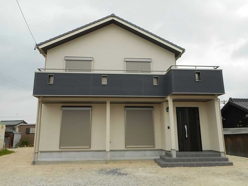 切り妻屋根のシンプルな外観